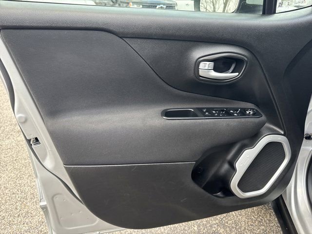 Used 2019 Jeep Renegade Latitude w/ Cold Weather Group image 15