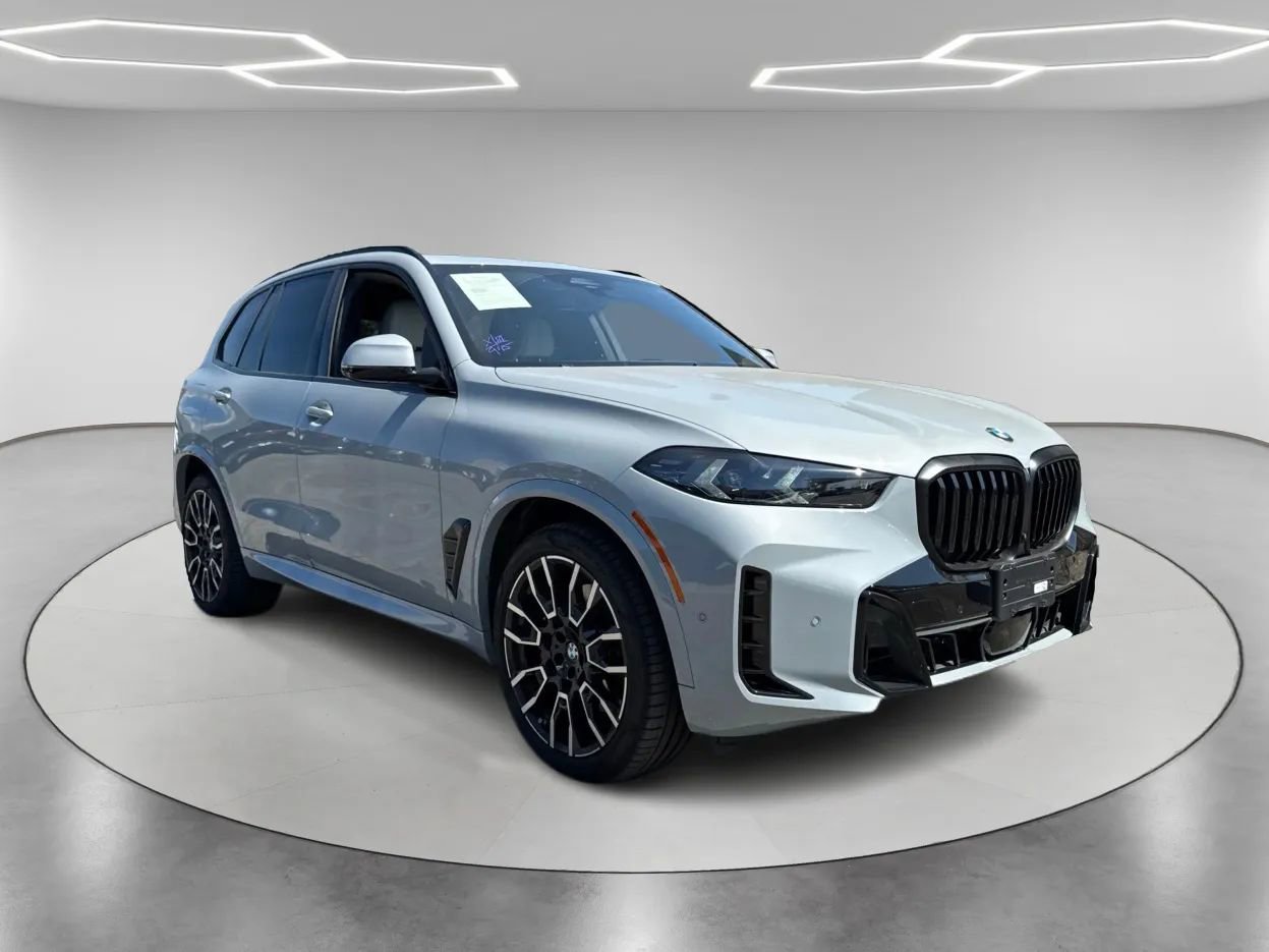 Used 2024 BMW X5 xDrive40i w/ M Sport Package image 3