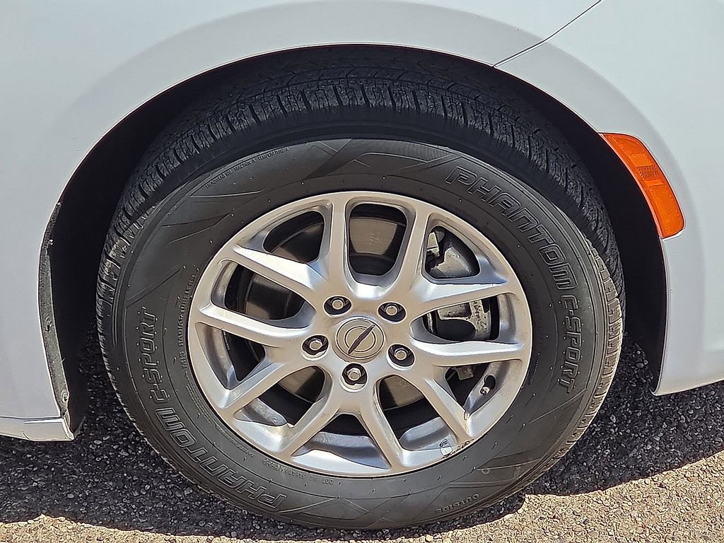 Used 2024 Chrysler Pacifica Touring-L image 11