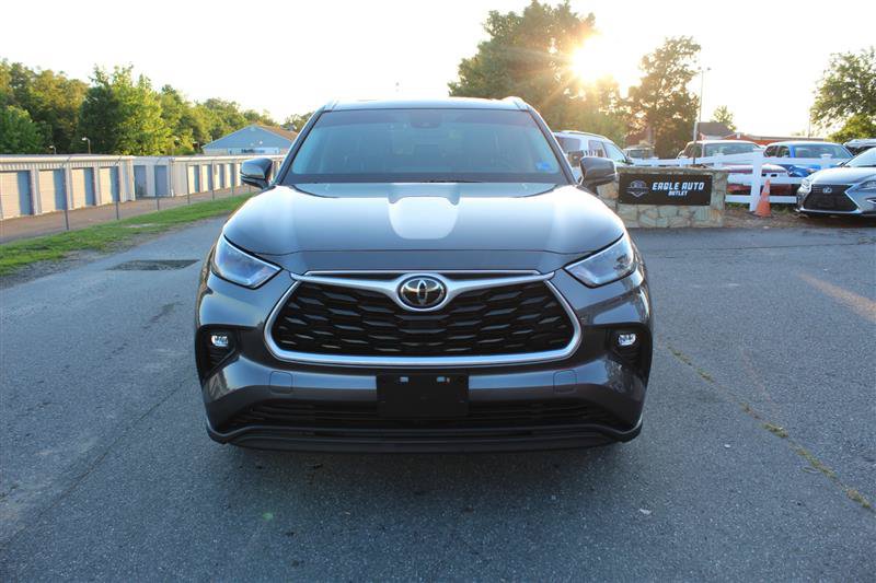 Used 2021 Toyota Highlander XLE AWD/4WD image 2