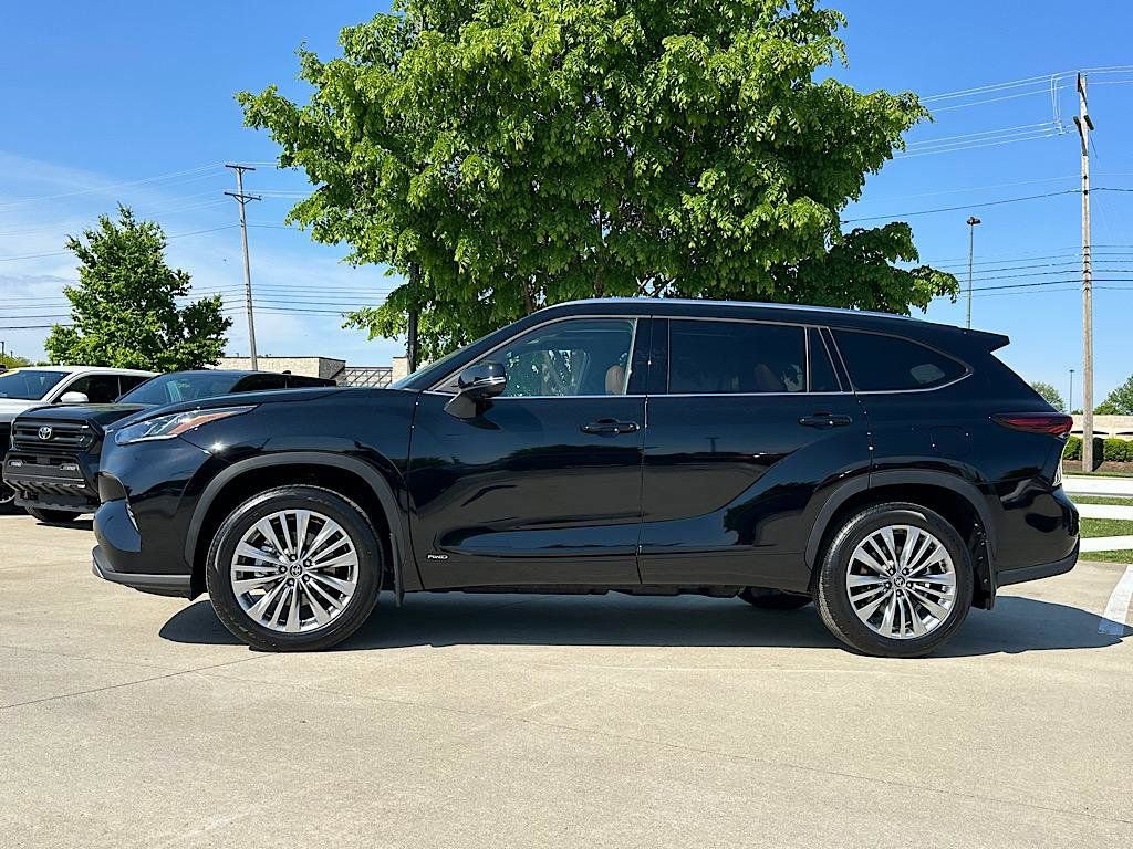 New 2026 Toyota Highlander Platinum AWD/4WD image 2