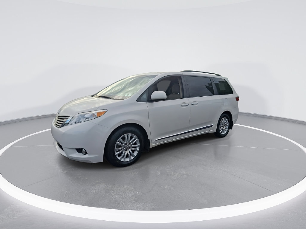 Used 2017 Toyota Sienna XLE w/ XLE Navigation Package FWD image 5