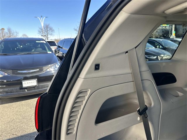 Certified 2020 Chrysler Pacifica Touring w/ Advanced Safetytec Group image 13