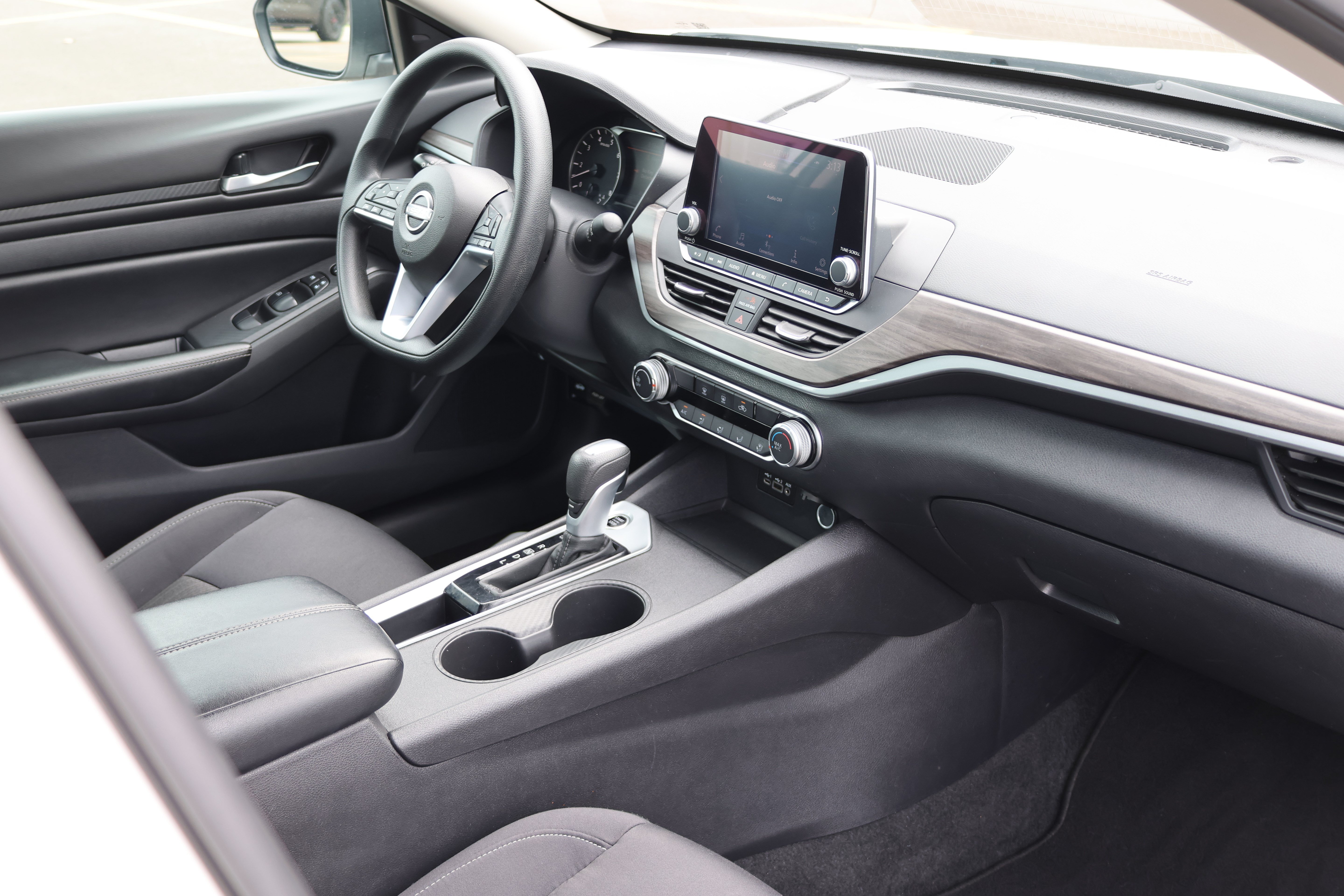Used 2025 Nissan Altima 2.5 SV FWD image 36