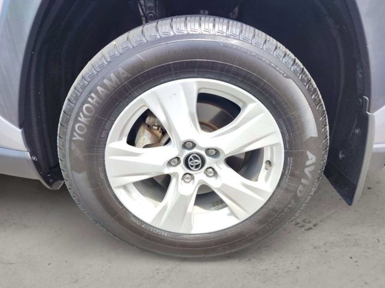 Used 2021 Toyota RAV4 XLE Premium image 10