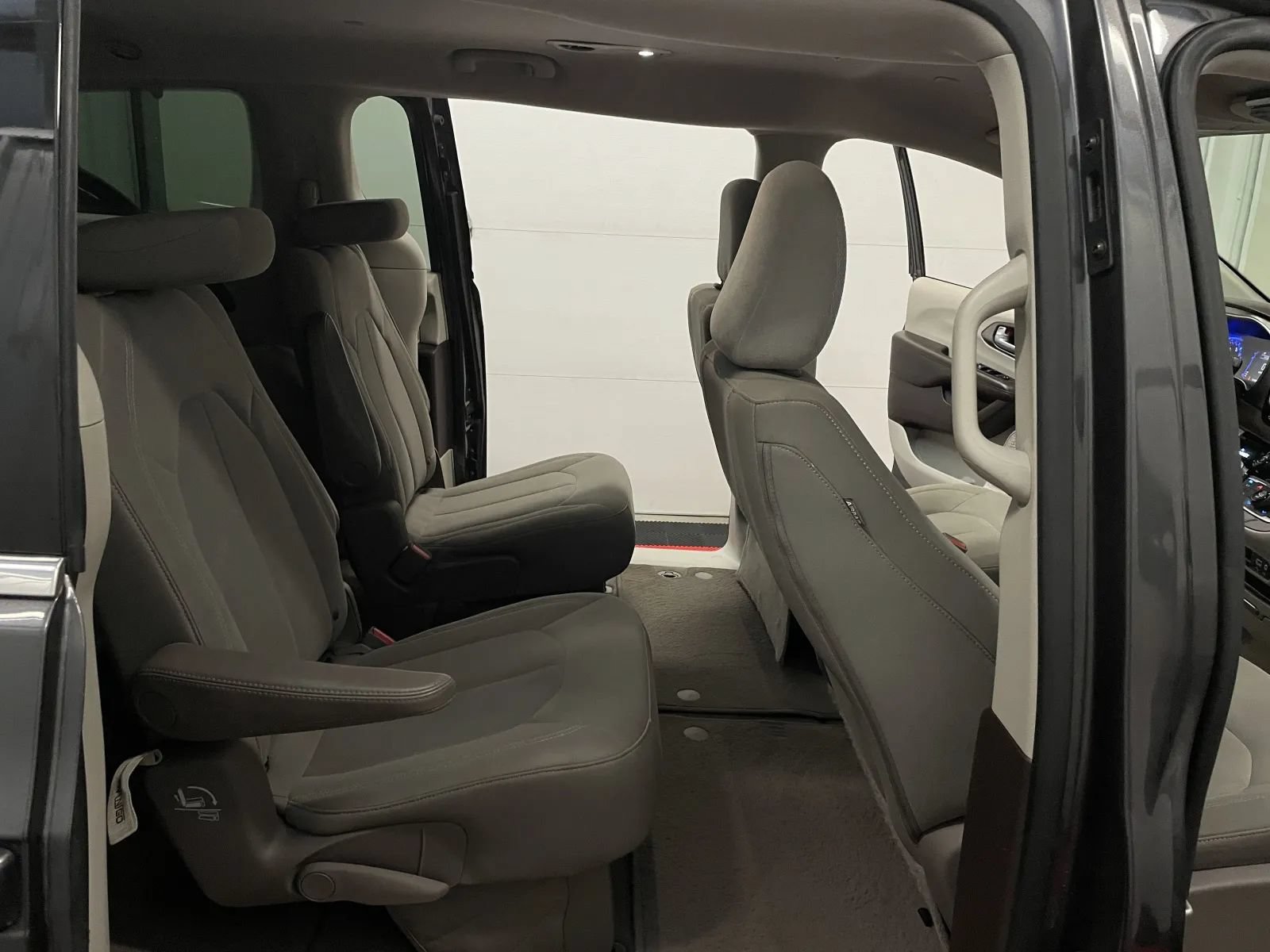 Used 2018 Chrysler Pacifica LX FWD image 37