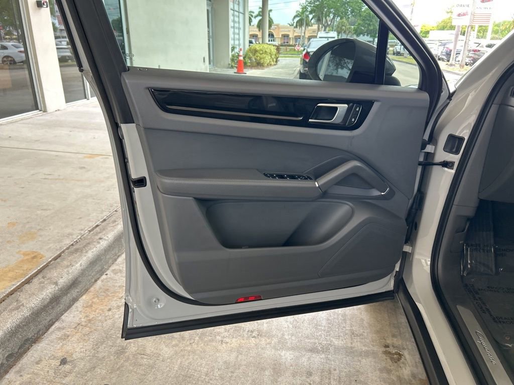 Used 2022 Porsche Cayenne Coupe image 37