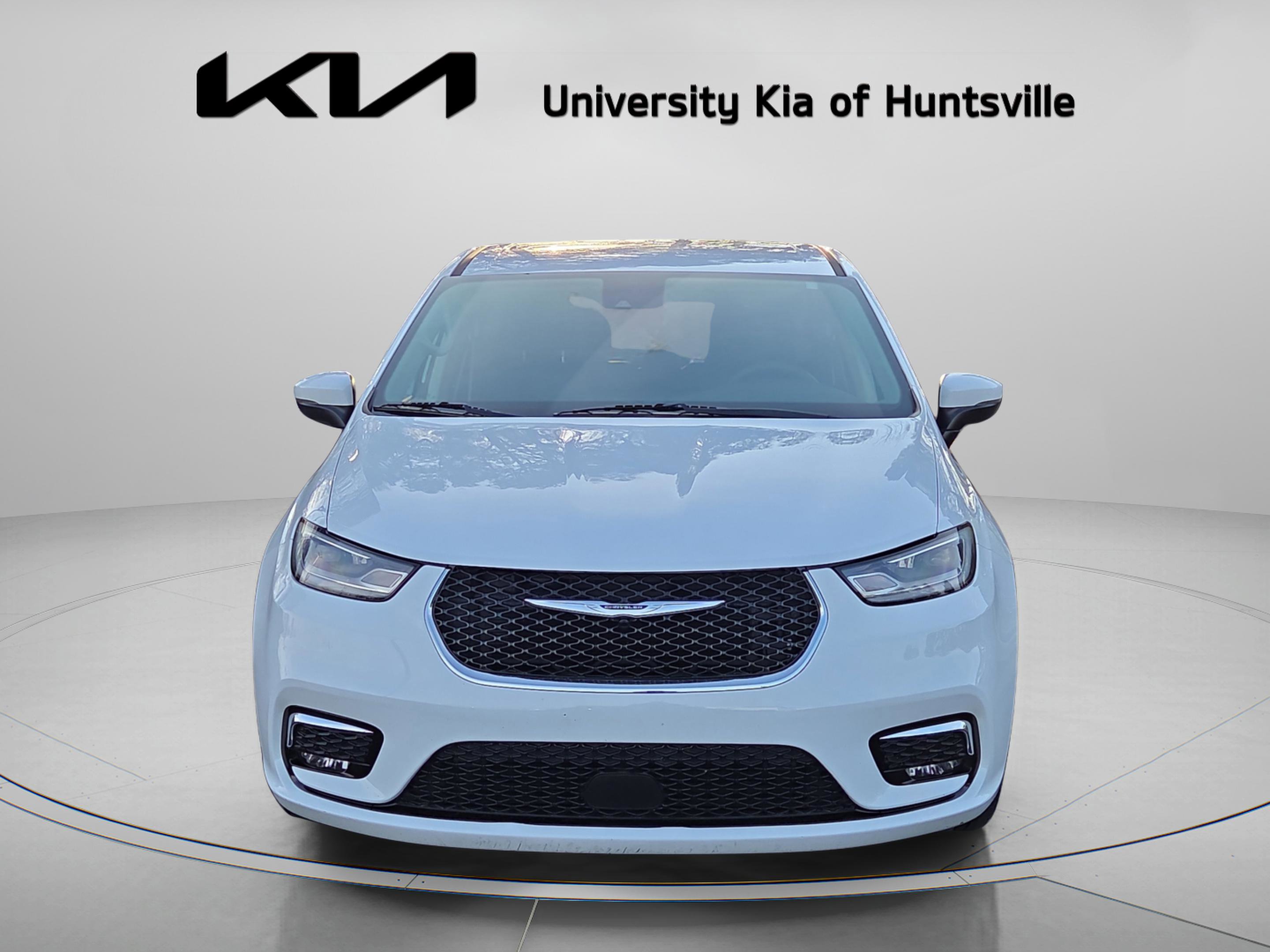 Used 2023 Chrysler Pacifica Touring-L image 2