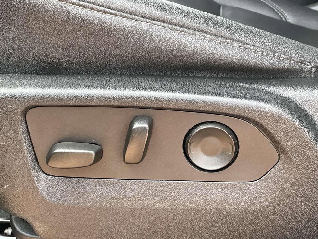 Used 2023 Chevrolet Suburban LT image 18