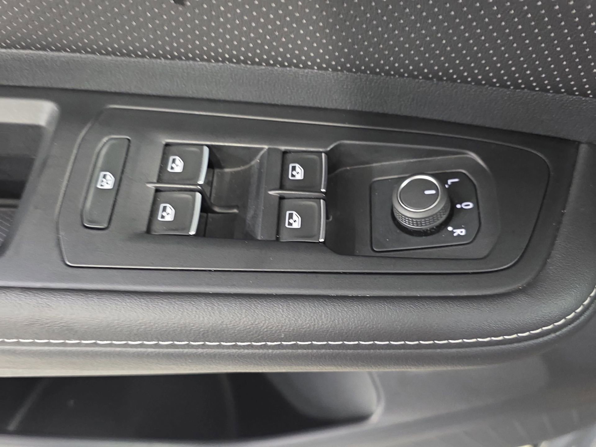 Used 2025 Volkswagen Atlas Cross Sport SE image 27