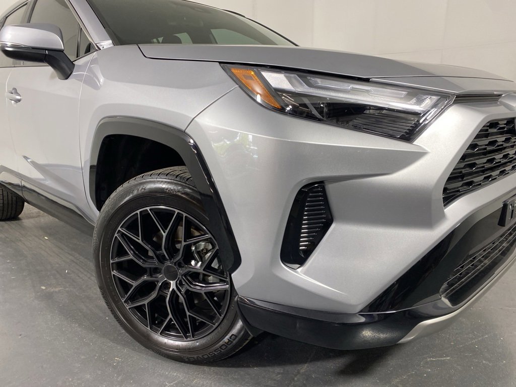 Used 2025 Toyota RAV4 SE image 3