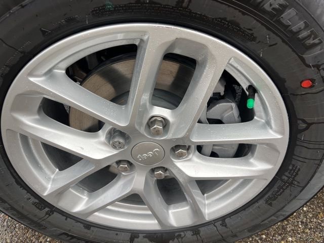 New 2025 Jeep Grand Cherokee 4WD image 9