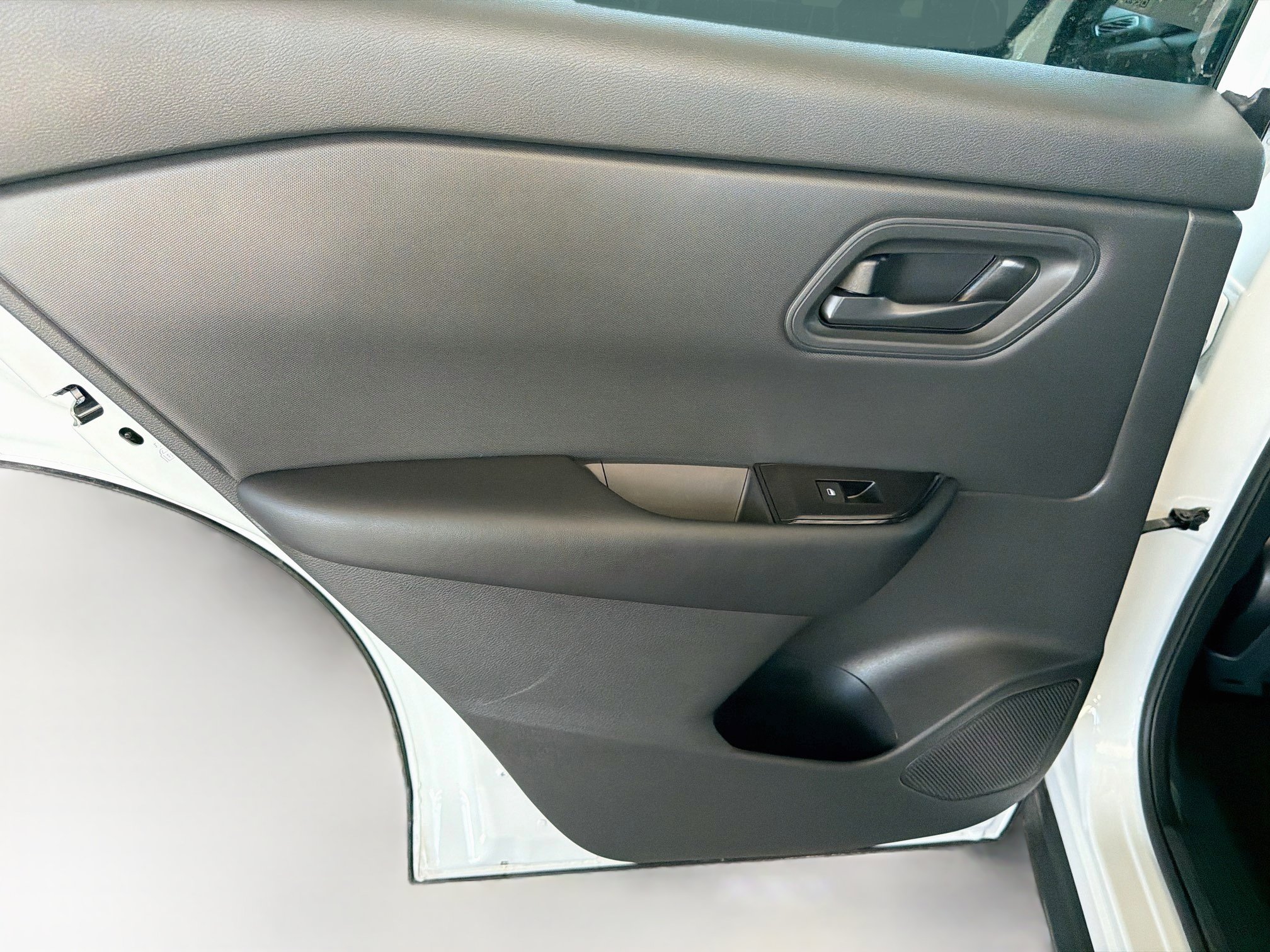 Used 2025 Nissan Rogue S AWD/4WD image 25