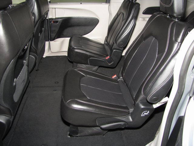 Used 2023 Chrysler Pacifica Touring-L image 12