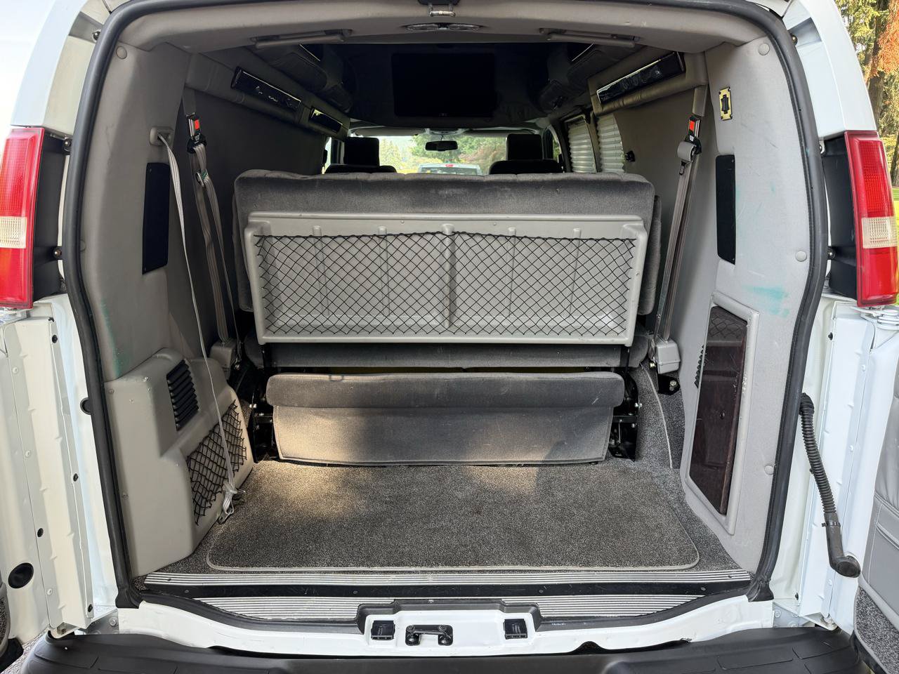 Used 2011 GMC Savana 1500 AWD image 31