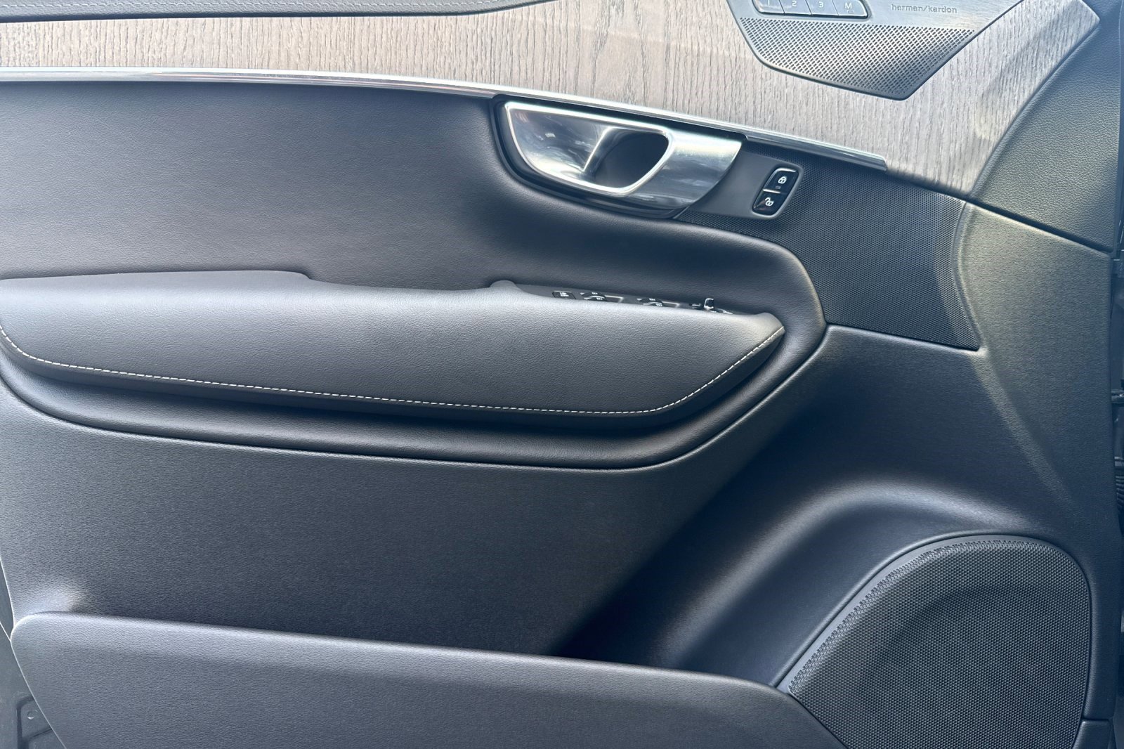 Used 2022 Volvo XC90 T8 Inscription w/ Advanced Package image 12