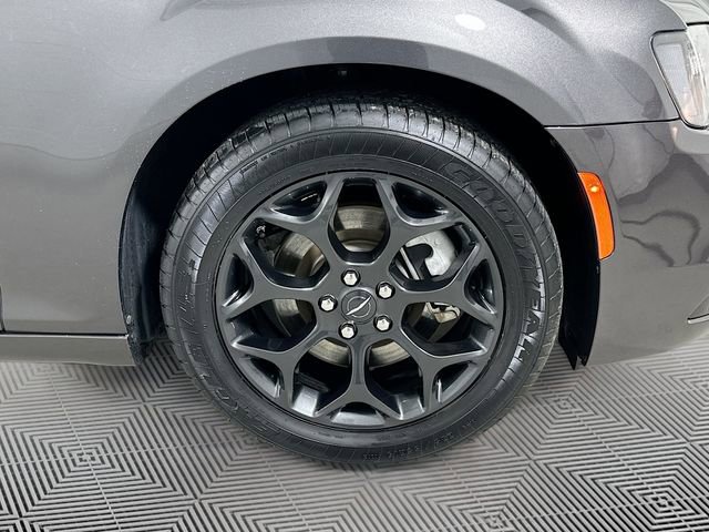 Used 2022 Chrysler 300 Touring w/ Sport Appearance Package image 23
