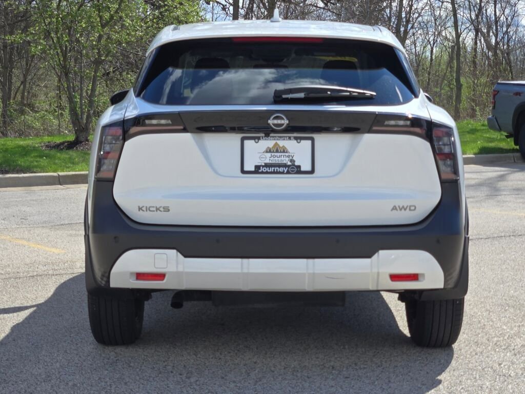 Used 2025 Nissan Kicks SV AWD/4WD image 12