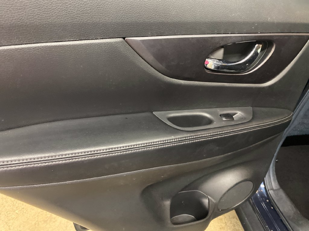 Used 2016 Nissan Rogue SV w/ SV Premium Package AWD/4WD image 15