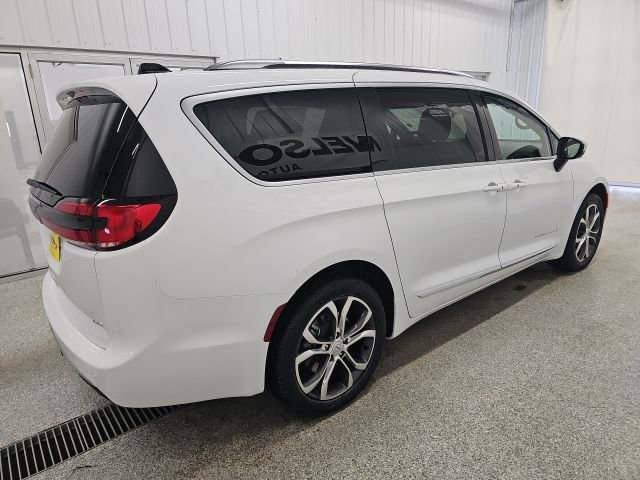 New 2026 Chrysler Pacifica Pinnacle w/ Trailer Tow Group AWD/4WD image 6