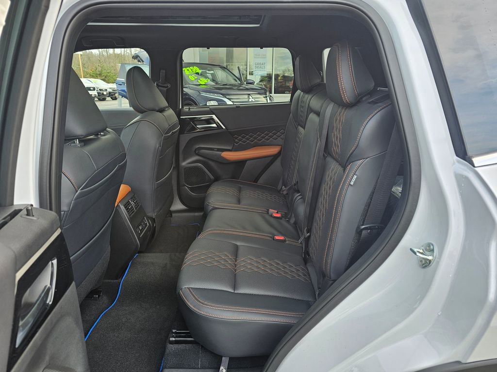 New 2025 Mitsubishi Outlander SEL image 11