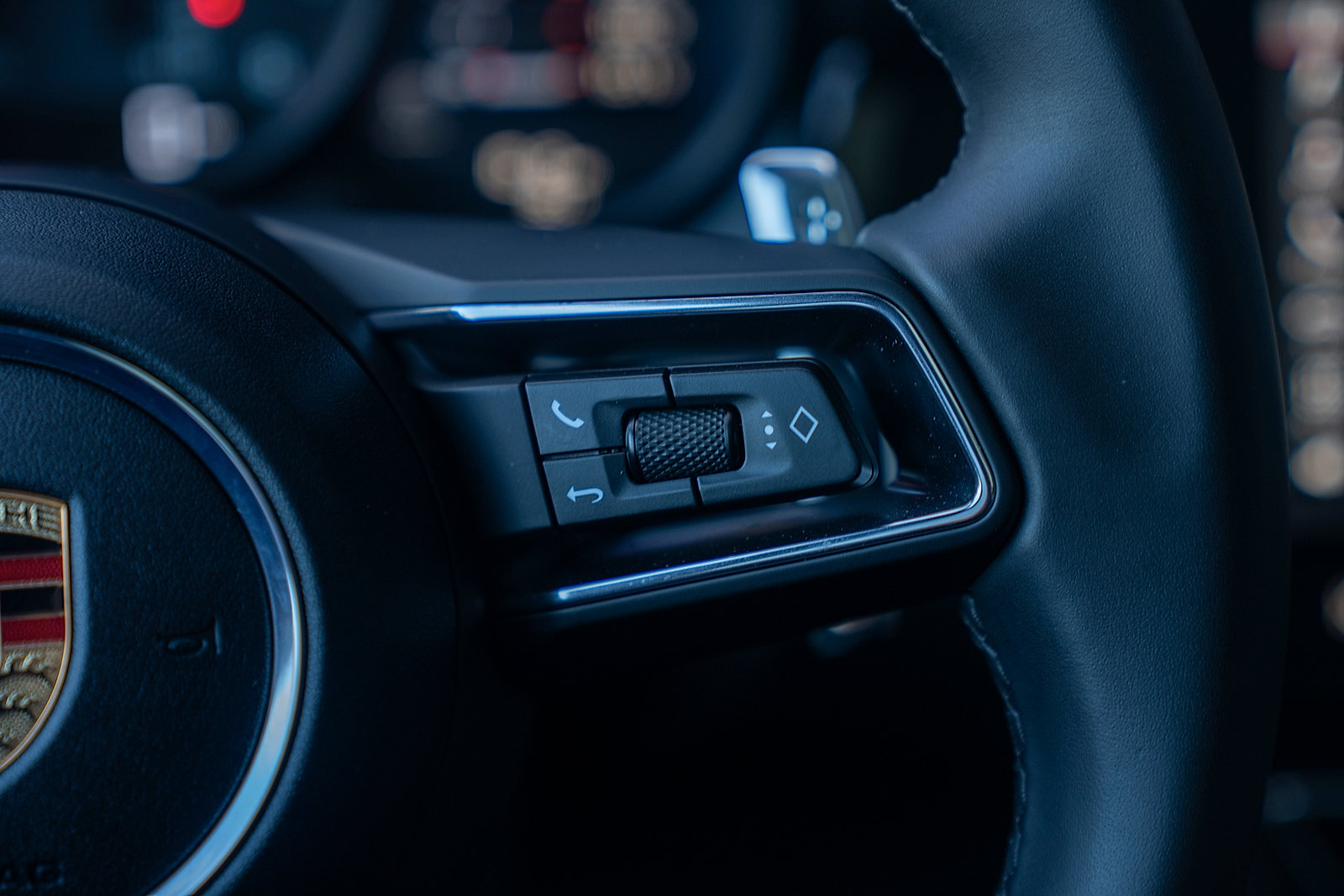 Certified 2025 Porsche Macan Turbo AWD/4WD image 8