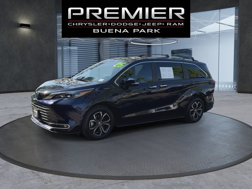 Used 2025 Toyota Sienna Platinum image 4