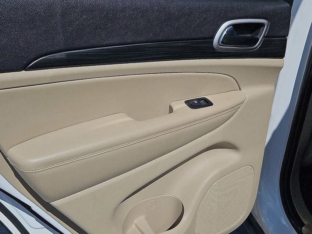 Used 2022 Jeep Grand Cherokee Laredo E image 17