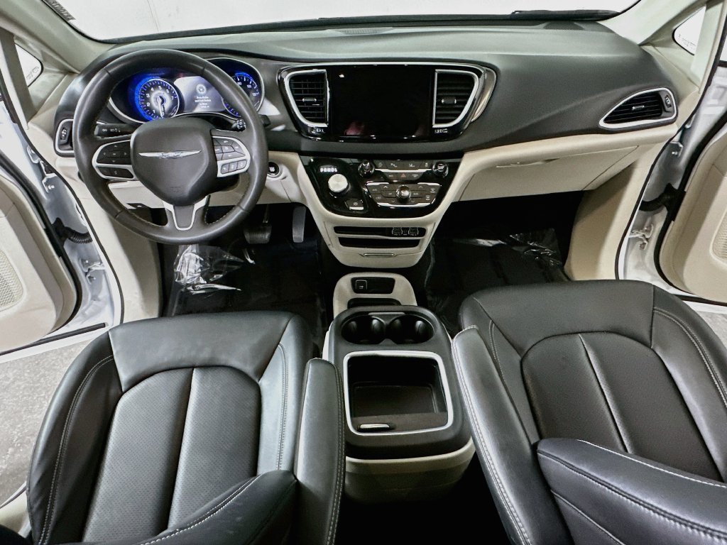 Used 2024 Chrysler Pacifica Touring-L FWD image 19