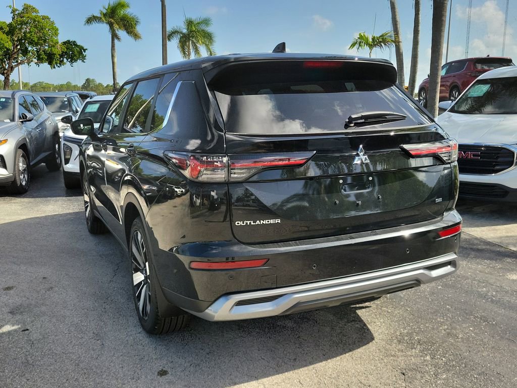 New 2025 Mitsubishi Outlander SE image 3