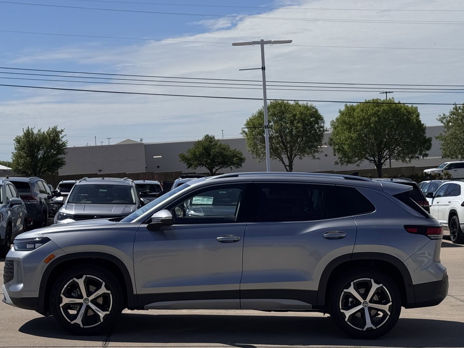 New 2026 Volkswagen Tiguan SE image 7