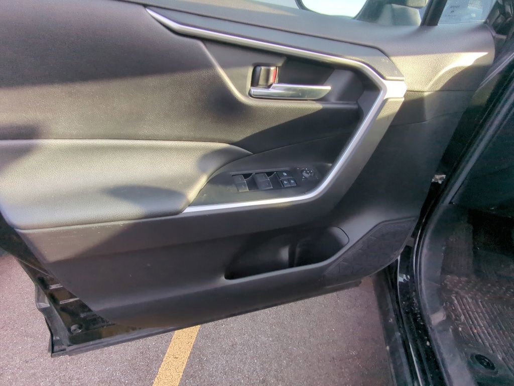 Used 2022 Toyota RAV4 XLE AWD/4WD image 8