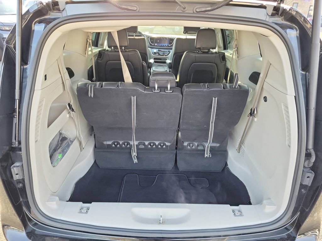 Used 2024 Chrysler Pacifica Touring-L image 23