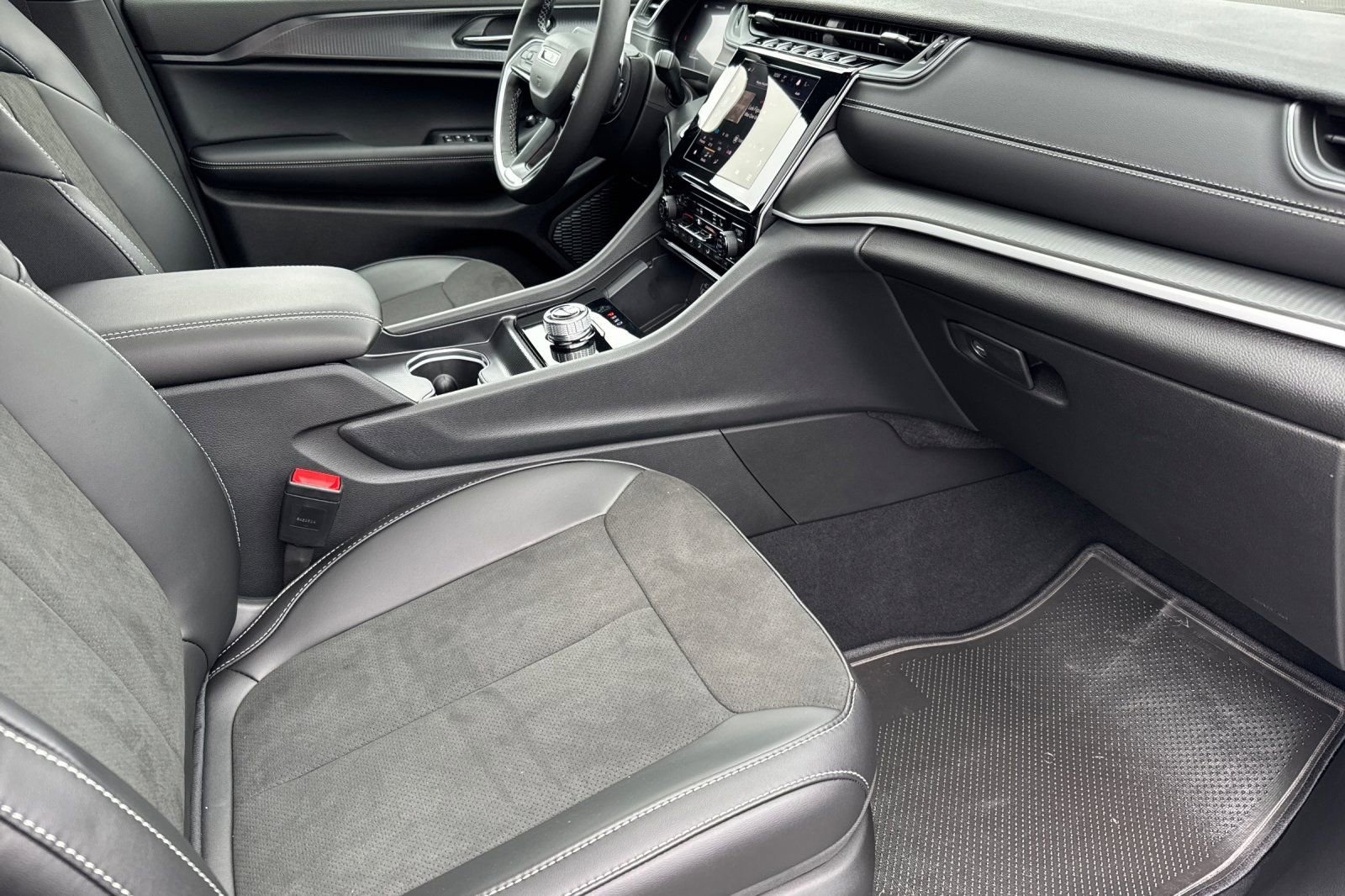 New 2025 Jeep Grand Cherokee Laredo image 18