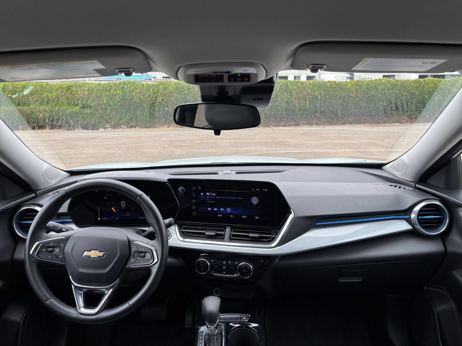 Used 2025 Chevrolet Trax LT w/ LT Convenience Package FWD image 31