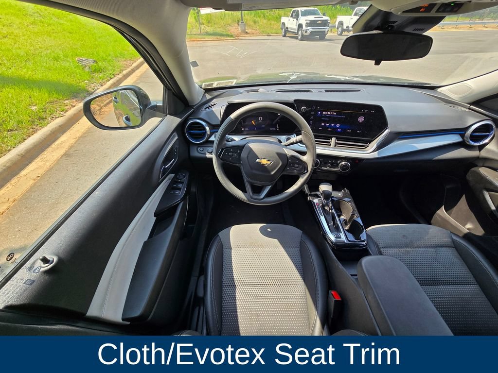 Used 2025 Chevrolet Trax LT FWD image 16