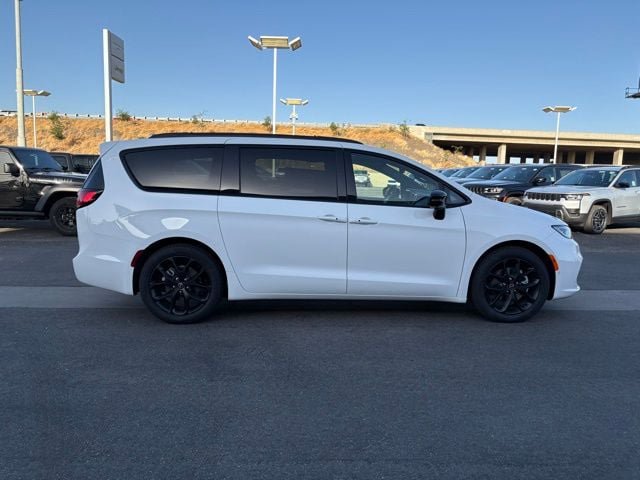 New 2026 Chrysler Pacifica Limited w/ Uconnect Theater Family Group FWD image 8