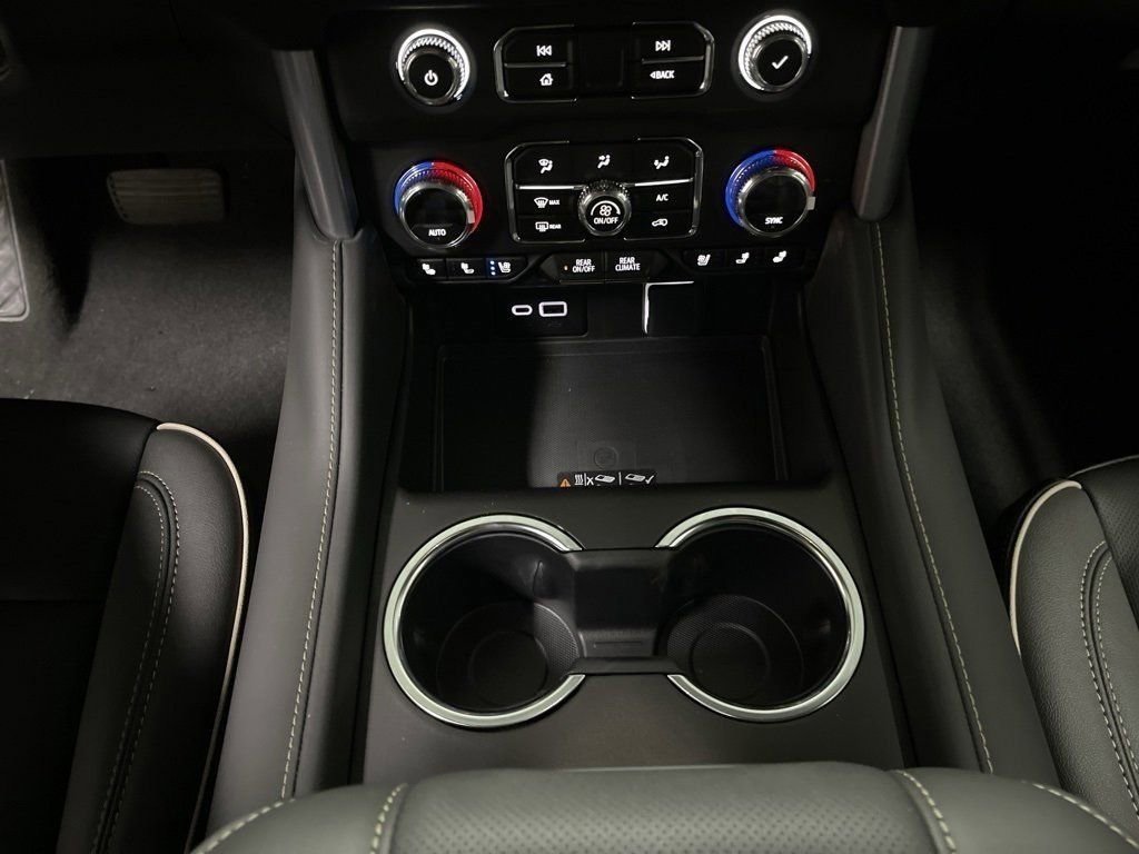 Used 2024 GMC Yukon XL SLT image 16