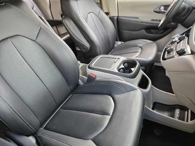 Used 2024 Chrysler Pacifica Touring-L FWD image 14