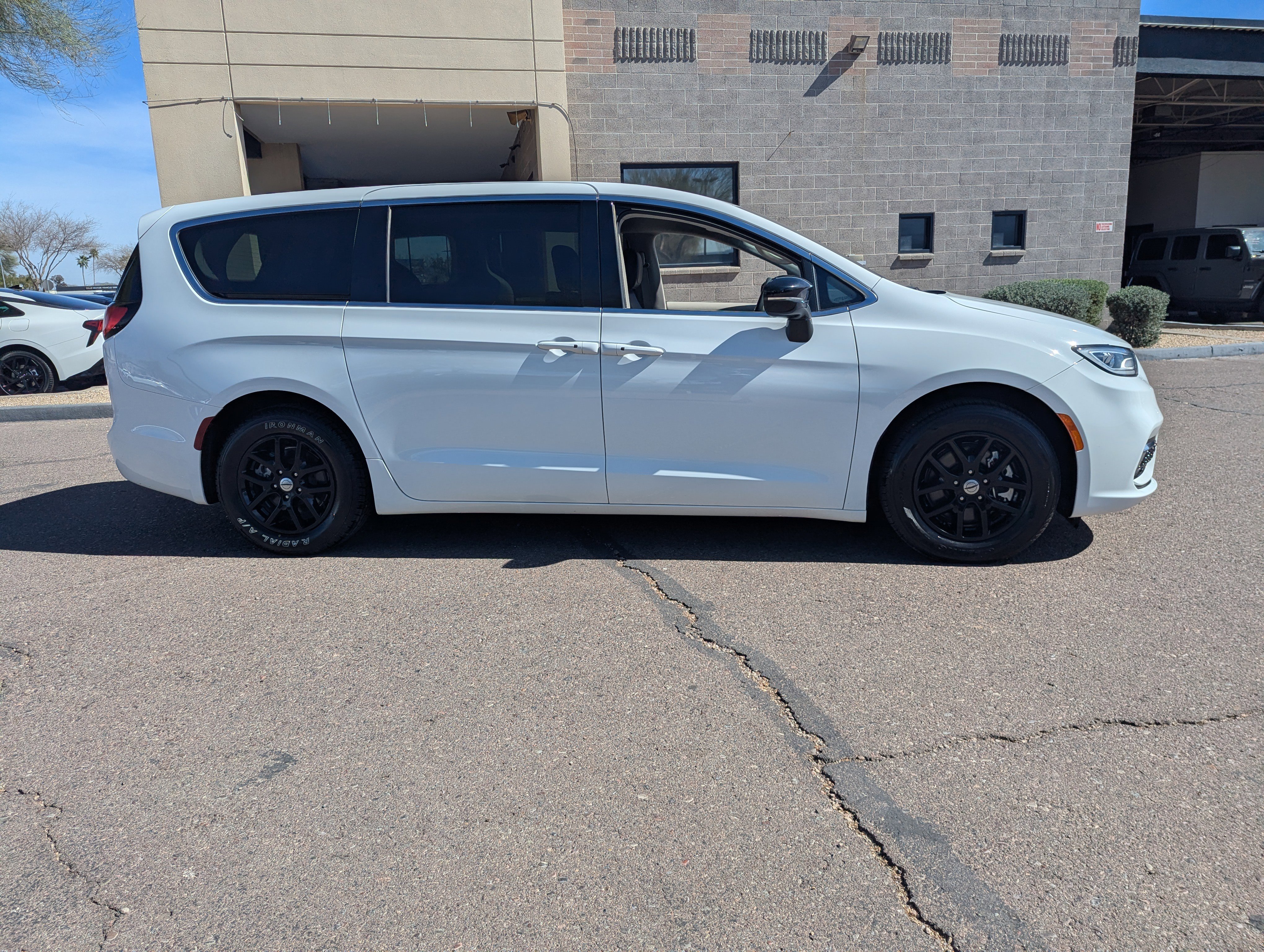 Used 2024 Chrysler Pacifica Touring-L image 2