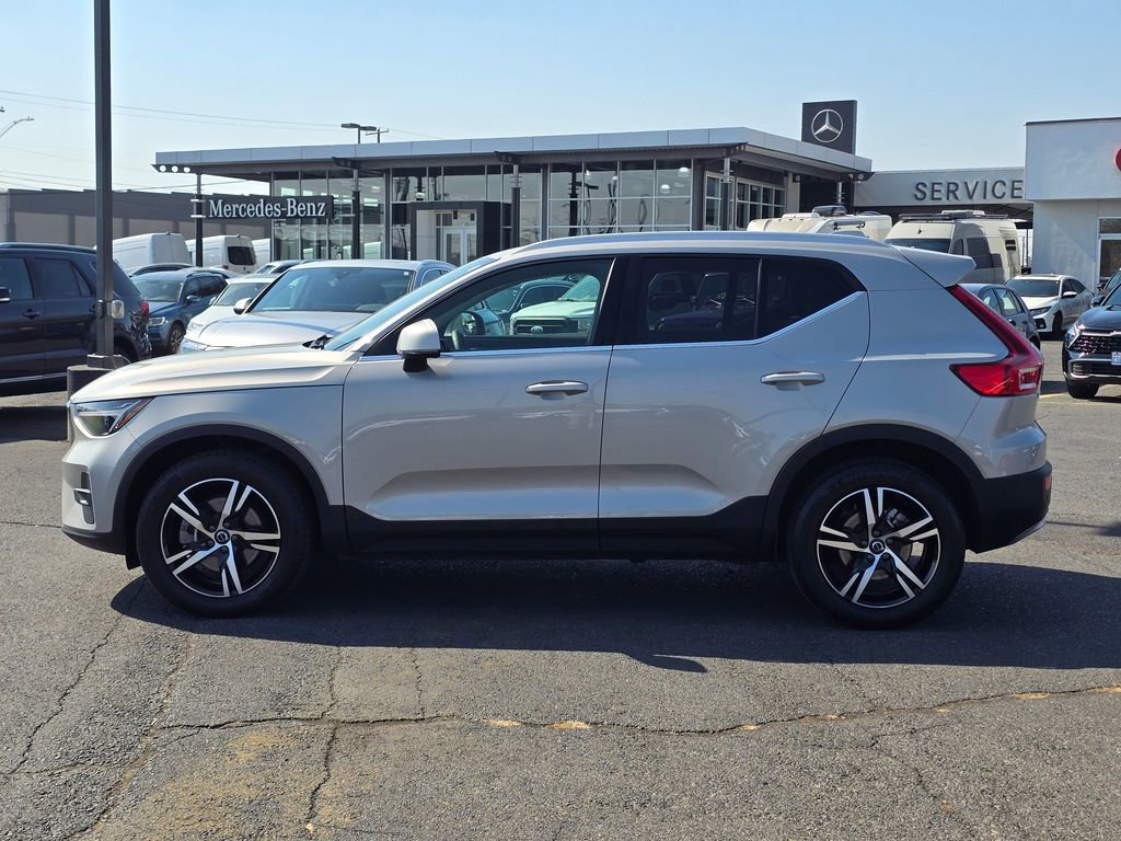 Used 2023 Volvo XC40 B5 Plus image 2