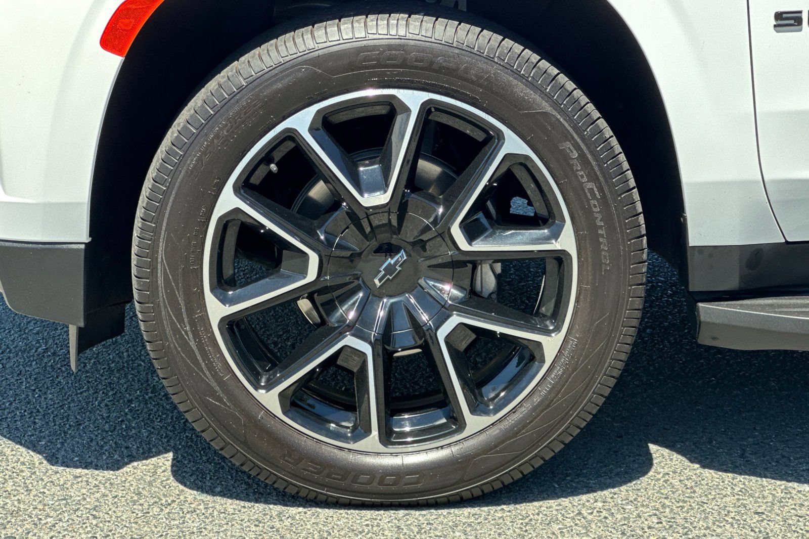 Used 2024 Chevrolet Suburban RST RWD image 25