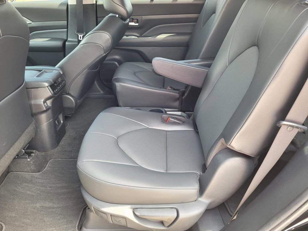 Used 2024 Toyota Grand Highlander XLE FWD image 14