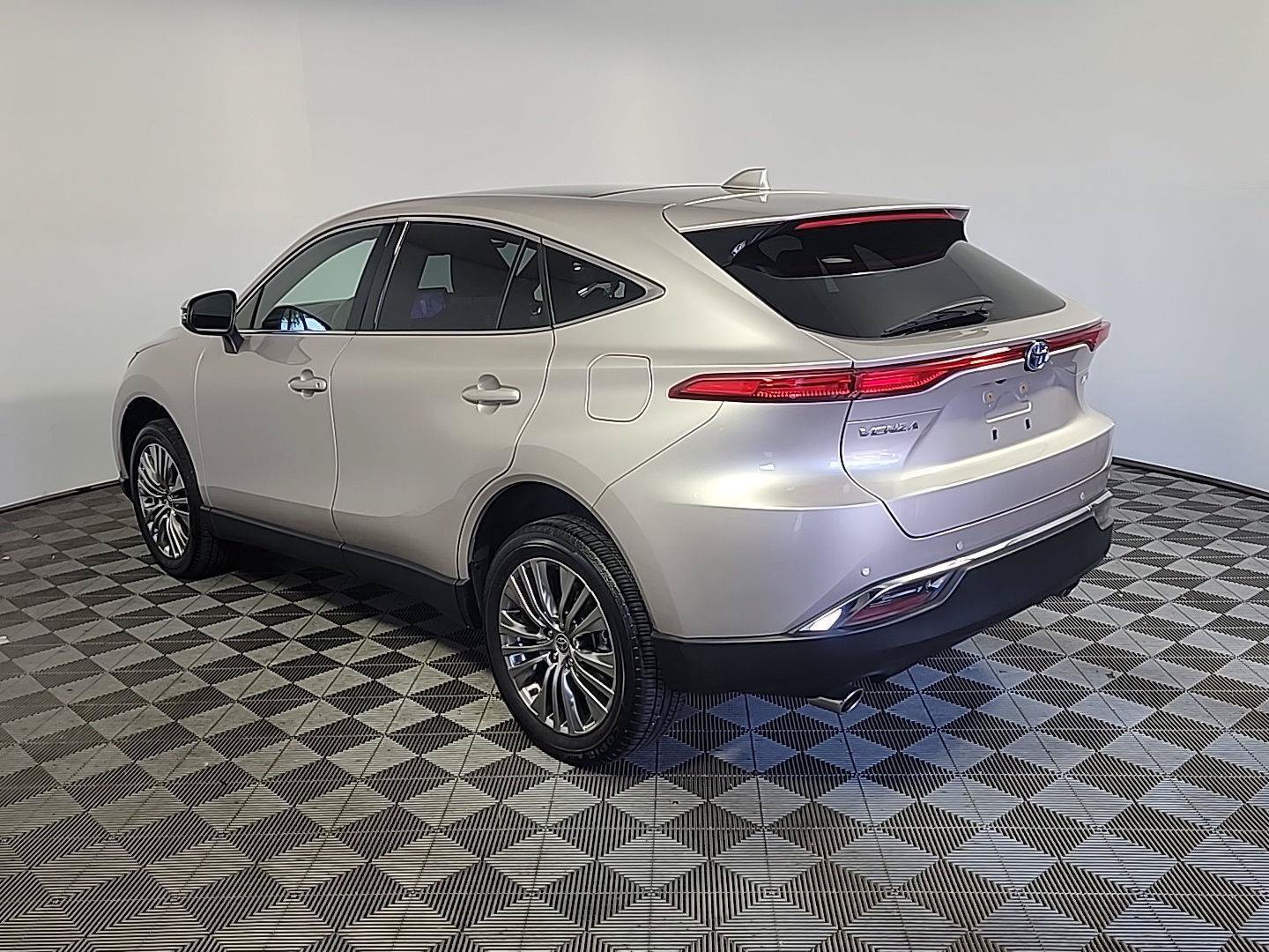 Used 2024 Toyota Venza Limited AWD/4WD image 10