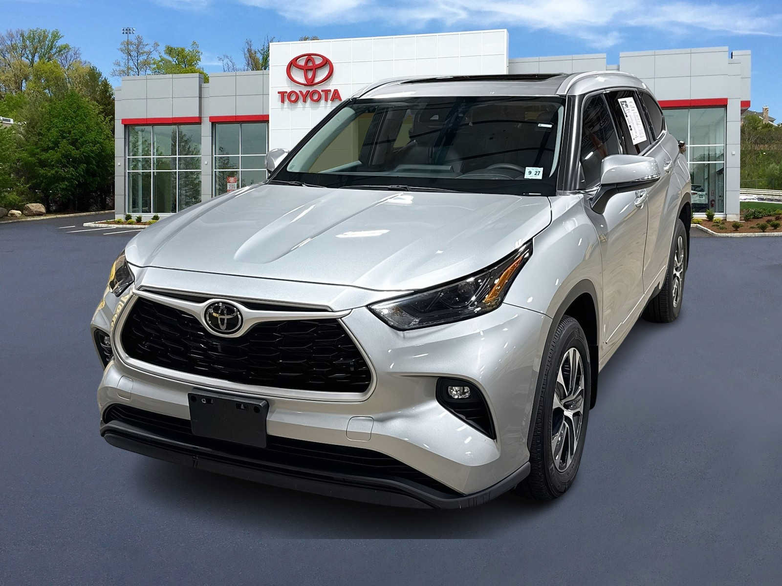 Used 2022 Toyota Highlander XLE AWD/4WD image 1