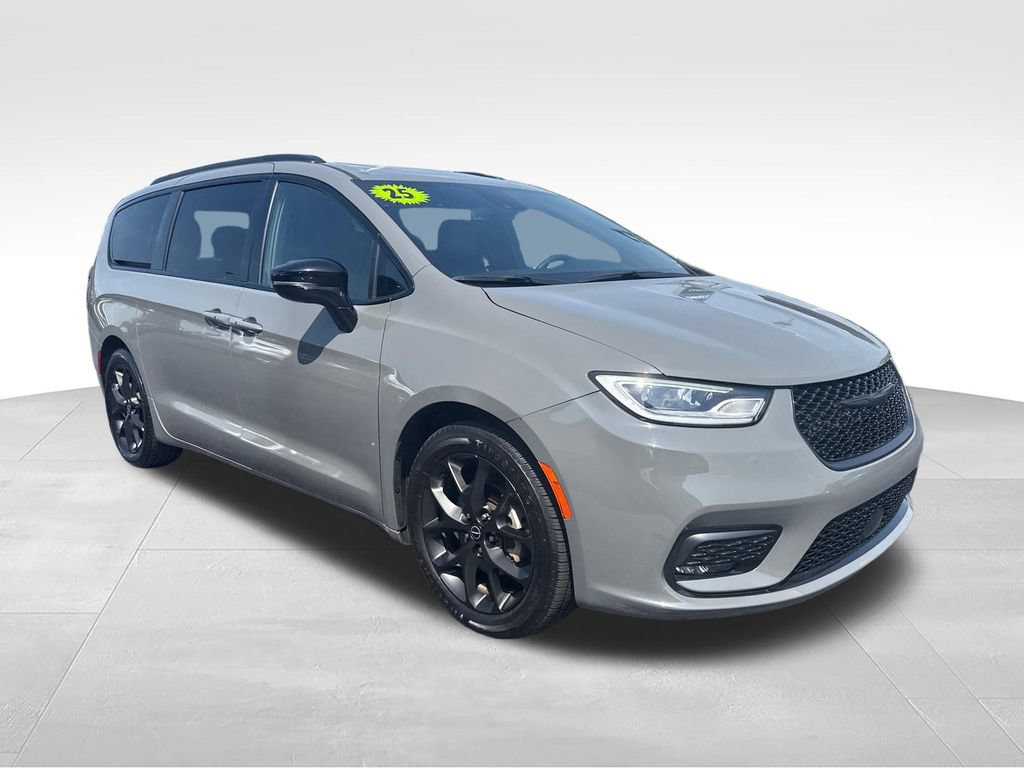 Used 2025 Chrysler Pacifica Limited FWD image 8