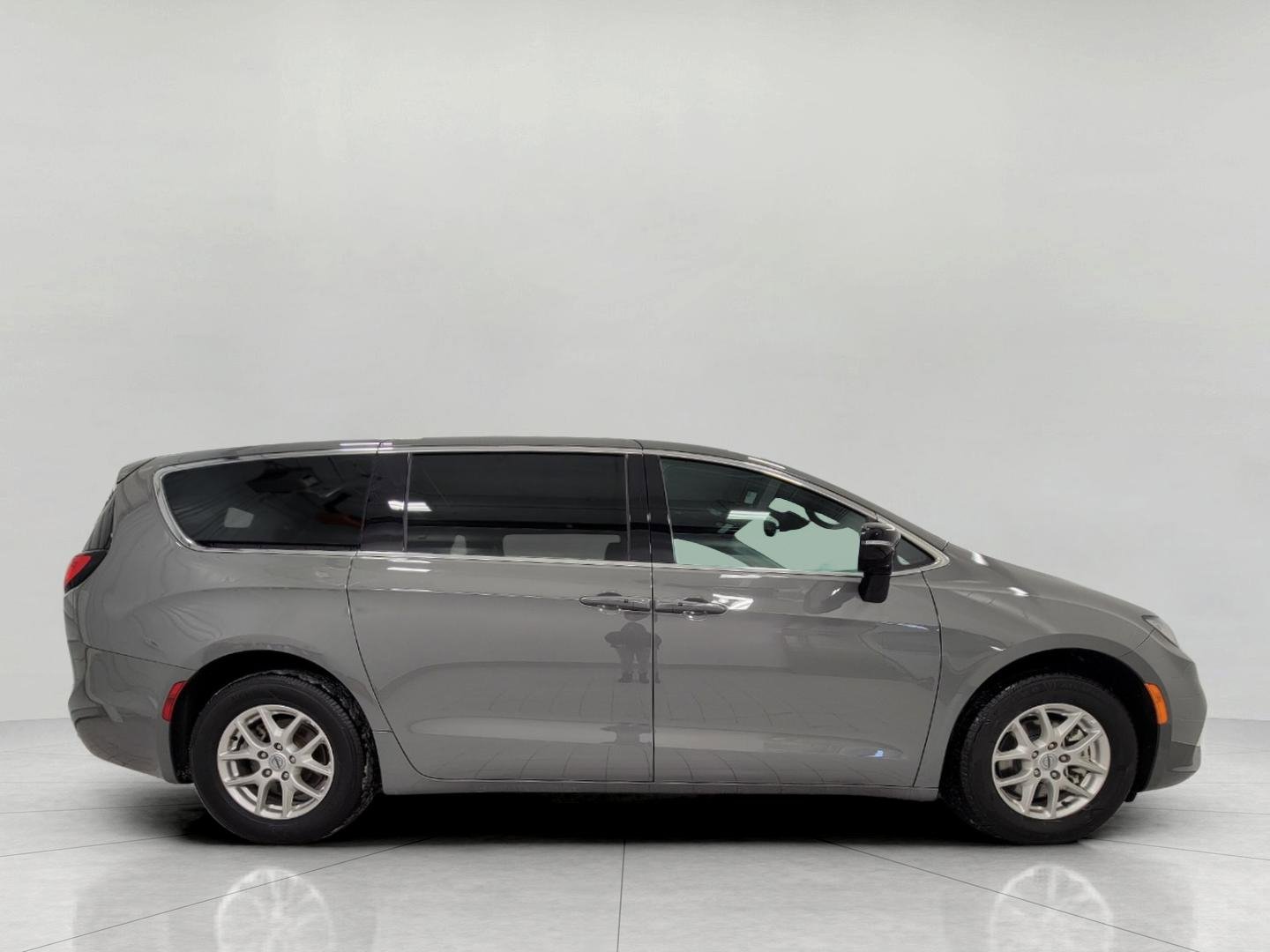 Used 2025 Chrysler Pacifica Select image 3