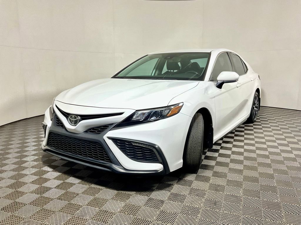 Used 2023 Toyota Camry SE FWD image 2