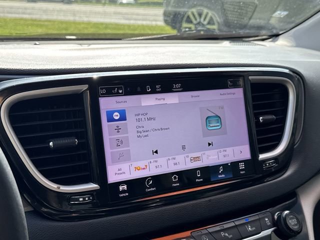 Used 2022 Chrysler Pacifica Touring-L image 18