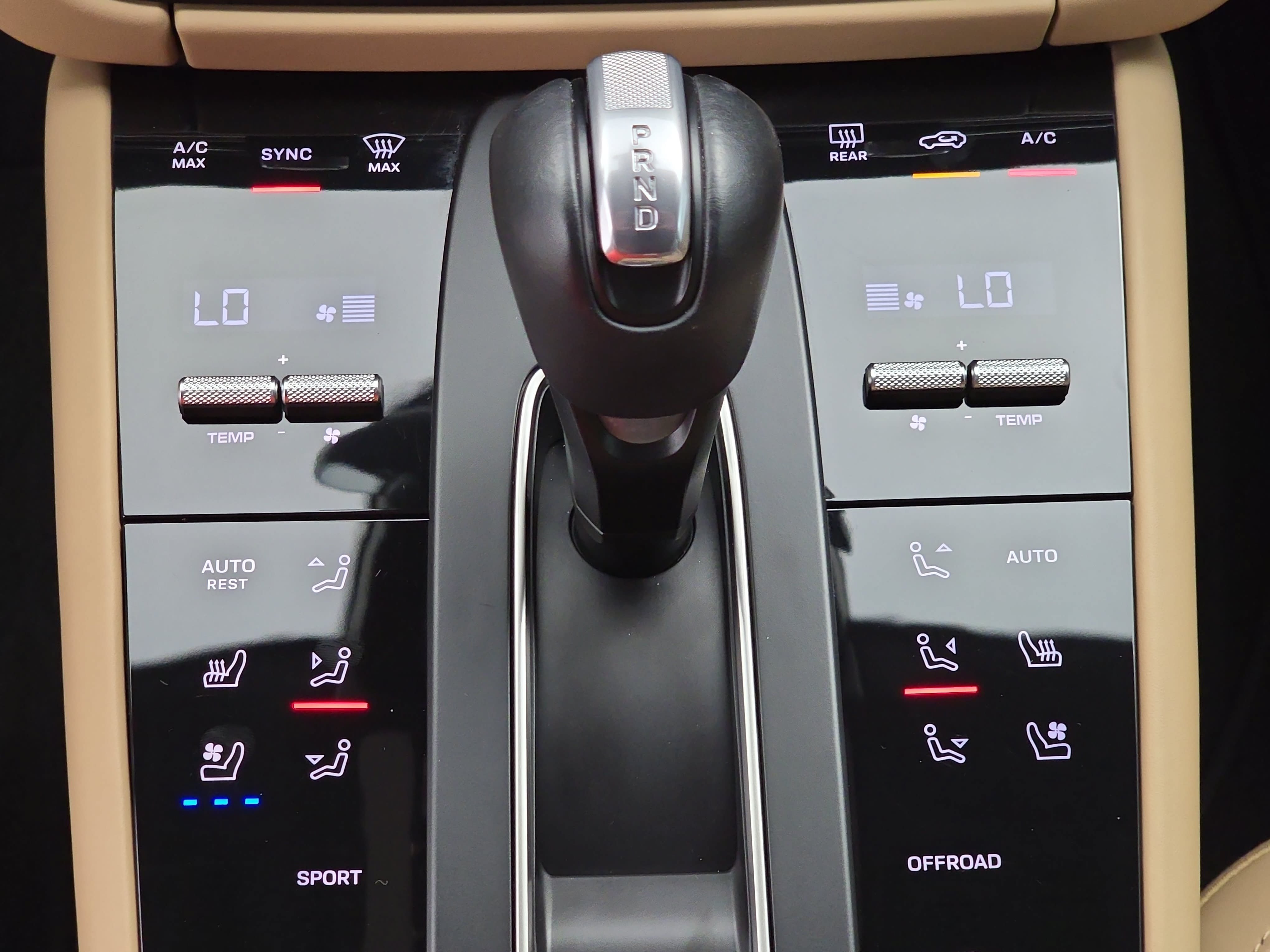 Certified 2024 Porsche Macan AWD/4WD image 23